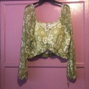 Madden NYC Juniors’ Cropped Keyhole Top with Long Sleeves, Size XXXL